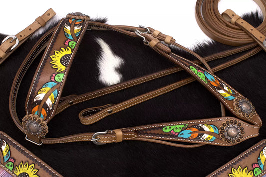 Buntes Westernset bestehend aus Kopfstück und Vorderzeug mit bunten Federn und Sonnenblumen,