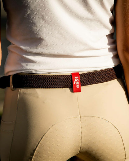 eaSt R2 Performance Dressage Almond - Nahaufnahme roter eaSt-Signature Streifen
