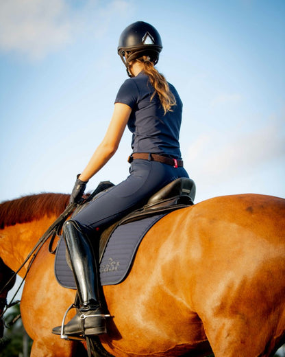 eaSt R2 Performance Dressage Midnight Blue - Trageansicht optimaler Halt im Sattel
