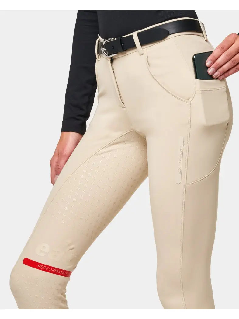 eaSt R2 Performance Dressage - Detailansicht mattschwarzer Knopf dezente Gürtelschlaufen
