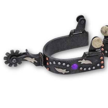 Graue Westernsporen mit Nieten, Federn und Schmucksteinen besetzt, Rädchensporen