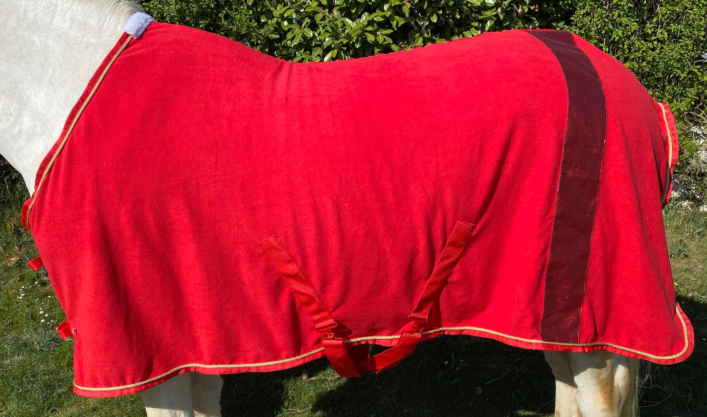 Abschwitzdecke mit Glitzerstreifen, Fleecedecke in rot, Pferdedecke, goldene Kordel