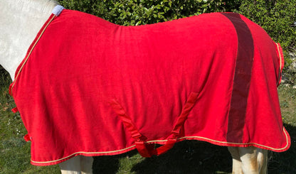 Abschwitzdecke mit Glitzerstreifen, Fleecedecke in rot, Pferdedecke, goldene Kordel