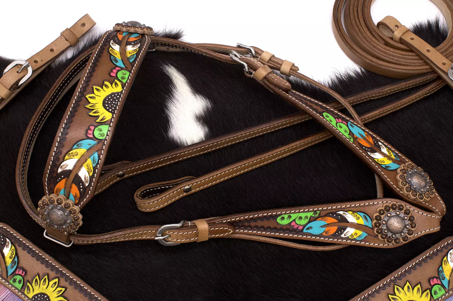 Buntes Westernset bestehend aus Kopfstück und Vorderzeug mit bunten Federn und Sonnenblumen,